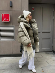 Oversized puffer jas dames beige met capuchon en sjaal zij profiel