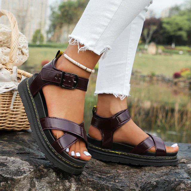 Floor sandalen met meerdere bandjes en platte zool voor dames