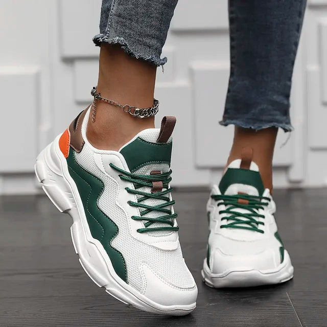 Sneakers wit-groen met oranje details, vooraanzicht