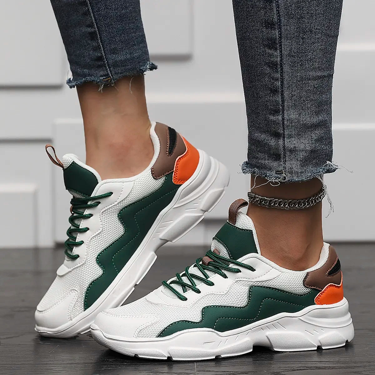 Casual sneakers wit, groen en oranje met dikke zool vooraanzicht