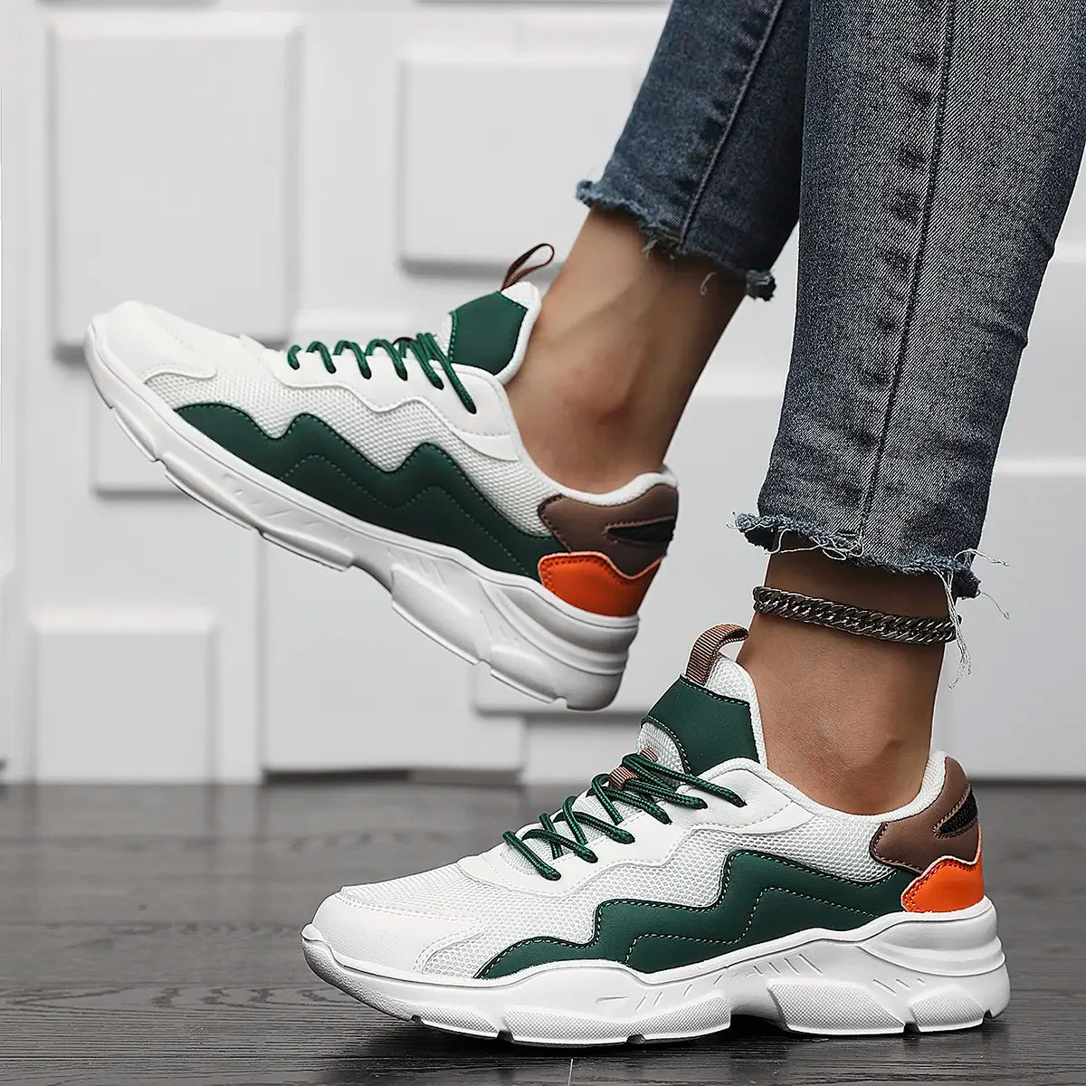 Casual sneakers wit, groen en oranje met textiel en rubber detail shot