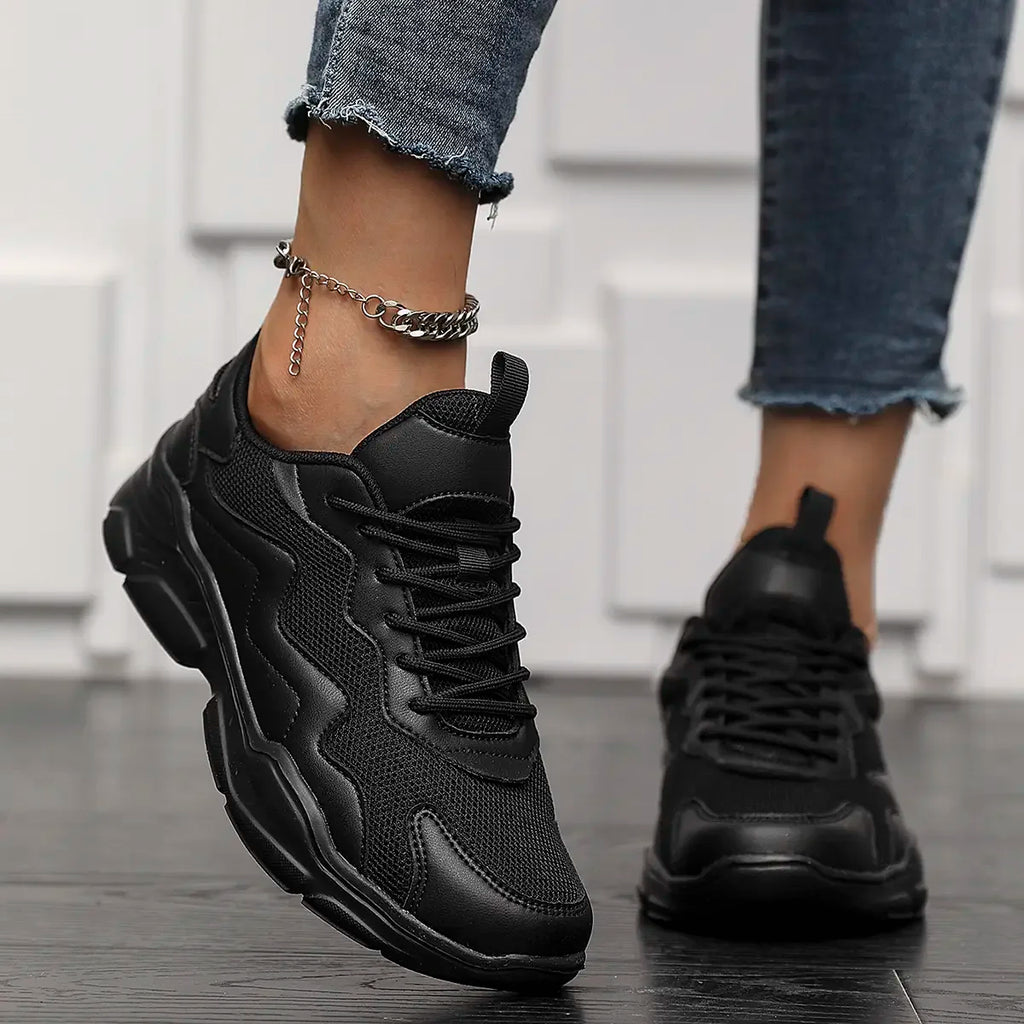 Sneakers zwart textiel met mesh details vooraanzicht