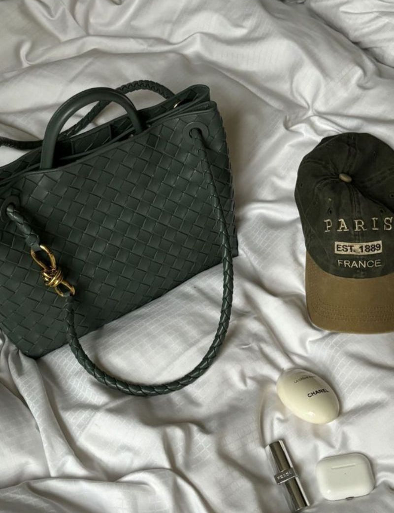 Dames handtas groen gevlochten detail shot