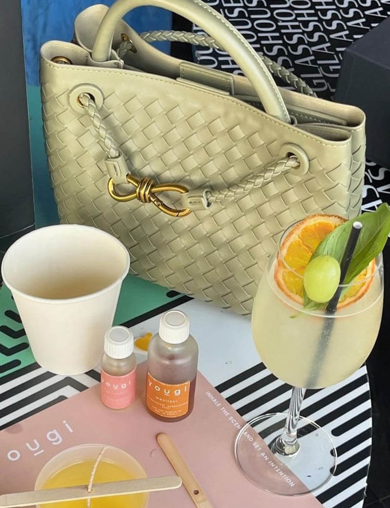 Dames handtas beige gevlochten detail shot