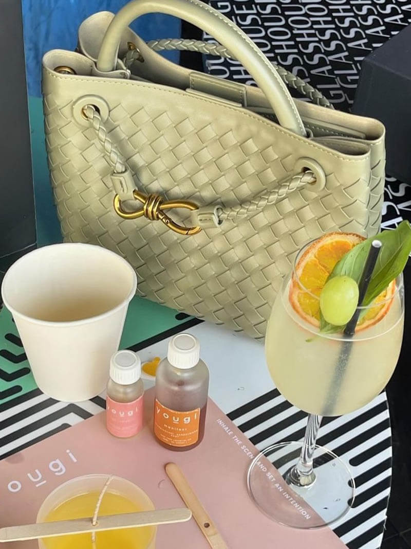 Dames handtas beige gevlochten detail shot