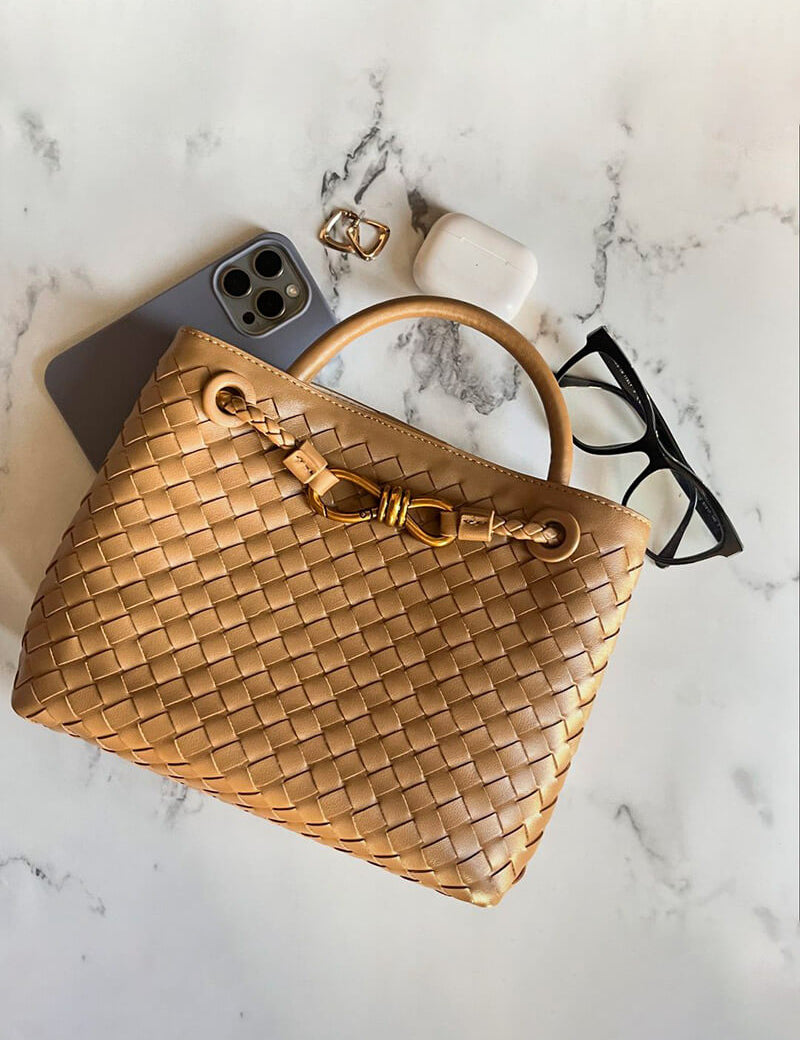 Dames handtas beige gevlochten detail shot