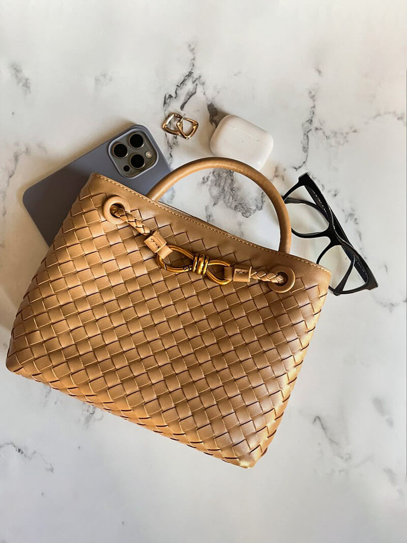 Dames handtas beige gevlochten detail shot