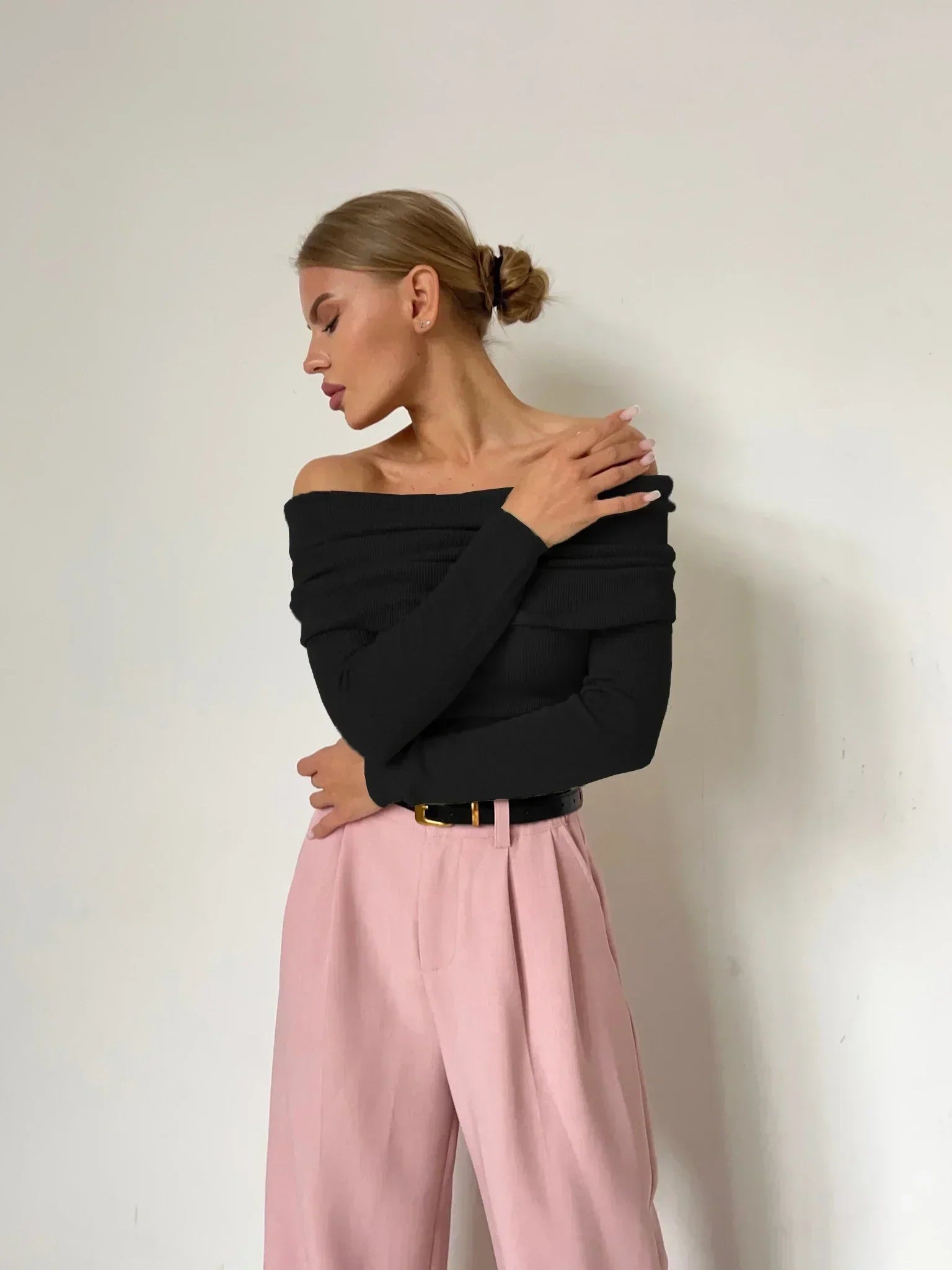 Off-shoulder trui zwart lange mouwen zijprofiel