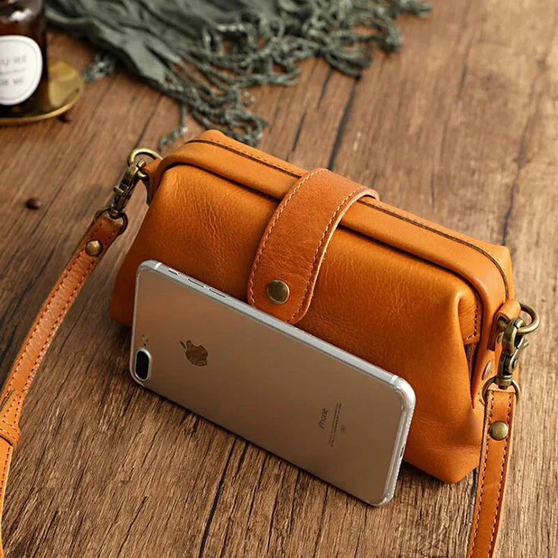 Mini schoudertas oranje leer met riem detail shot