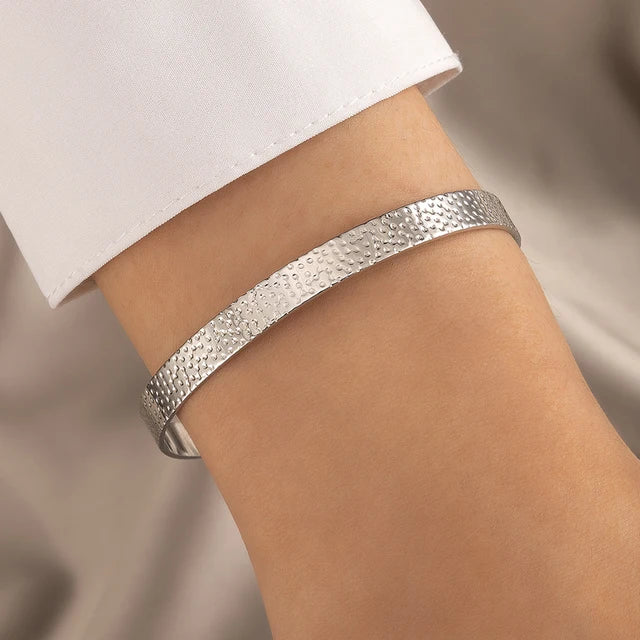 Silver textured armband, front view