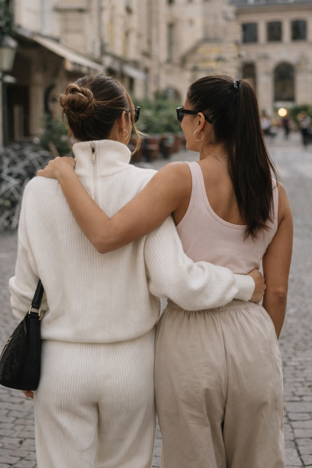 Twee_vrouwen_wandelen_samen_door_de_straat.png