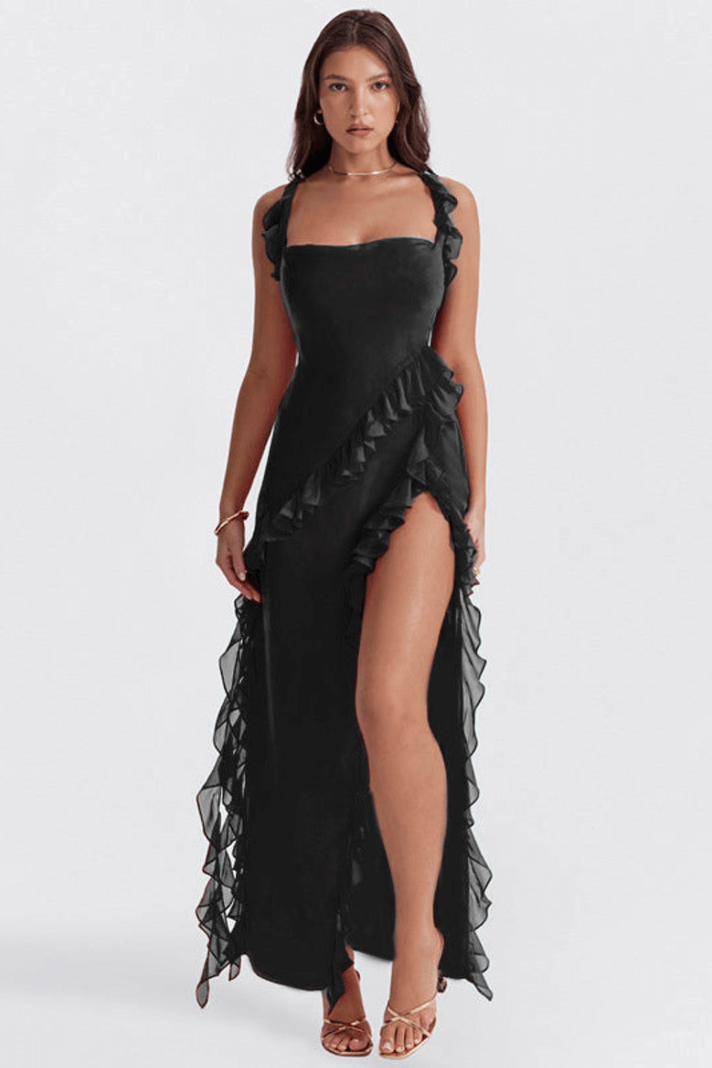 Zwarte jurk met ruches en hoge spleet front view