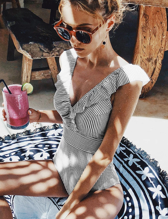 Badpak gestreept zwart-wit met V-hals en schouderband detail shot