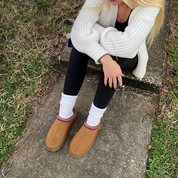 Pantoffels bruin faux suède met anti-slip zool, vrouw zittend op stoep