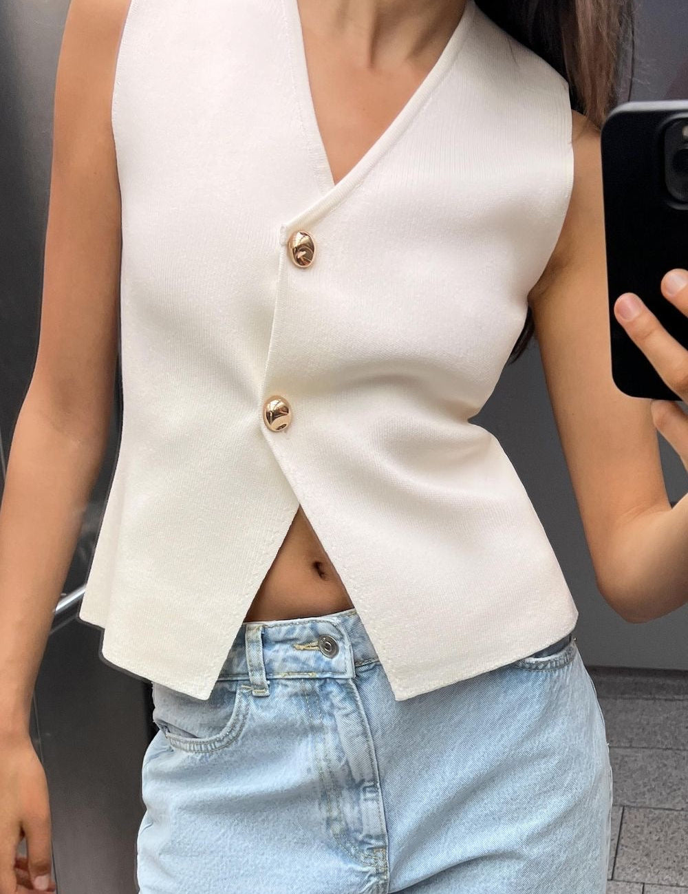Mouwloze gilet top wit met gouden knopen front view