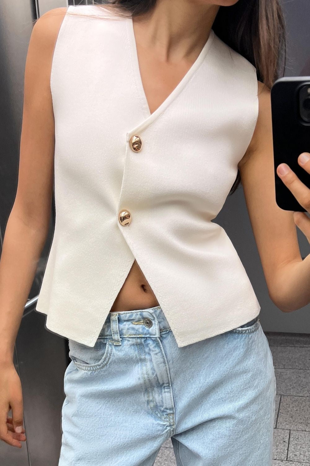 Mouwloze gilet top wit met gouden knopen front view