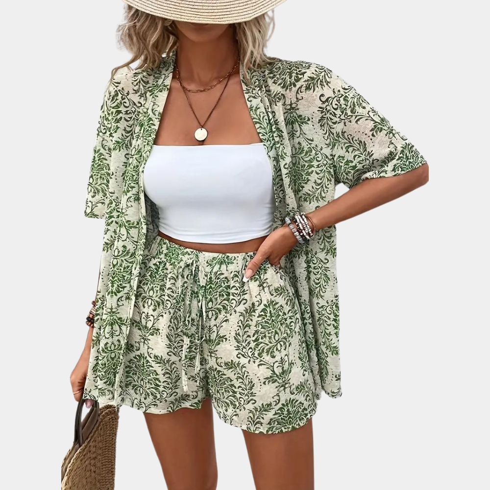 Zomerse set met witte blouse en groen gedessineerde korte broek, voorzijde