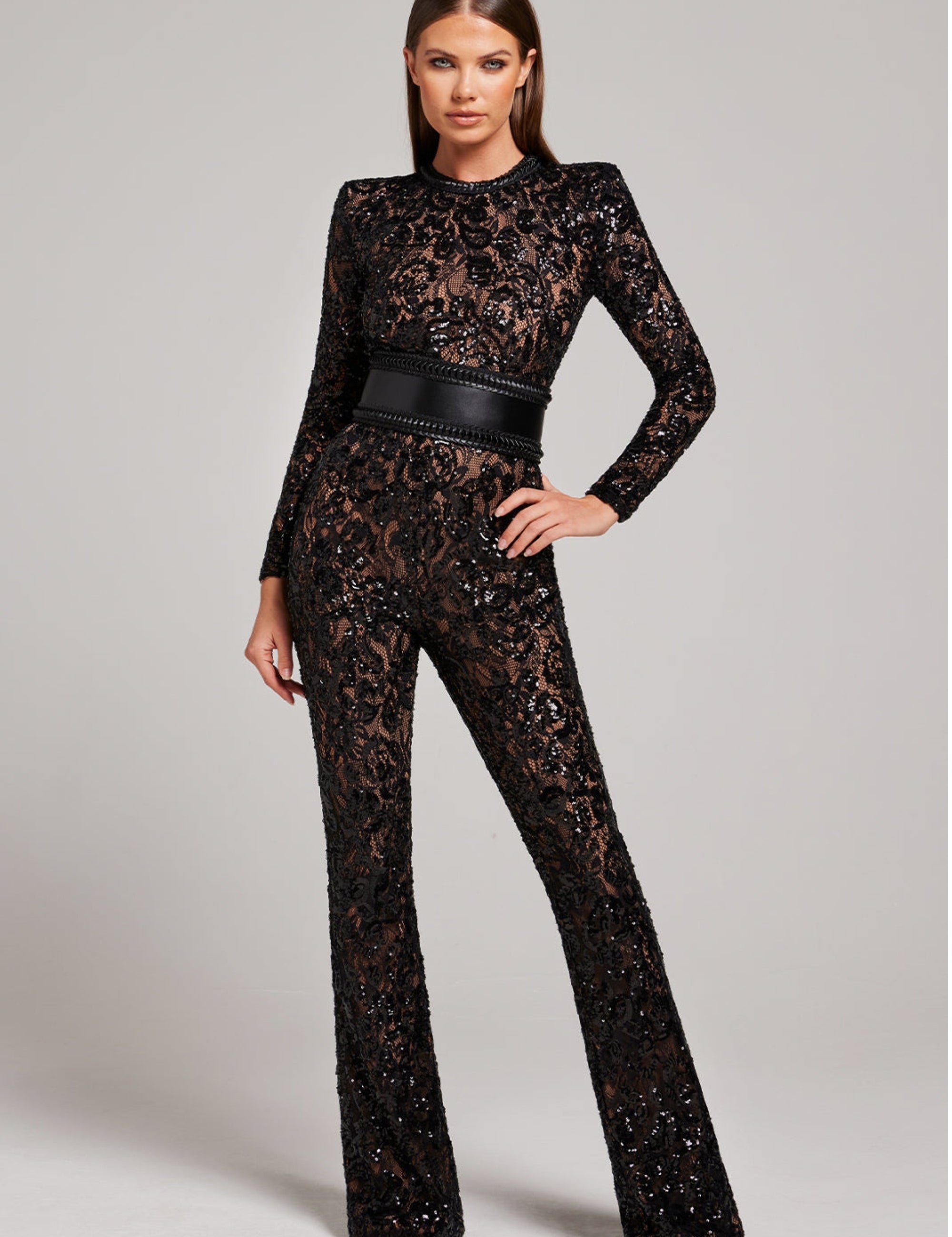 Jumpsuit zwart kant met sequins en riem detail shot