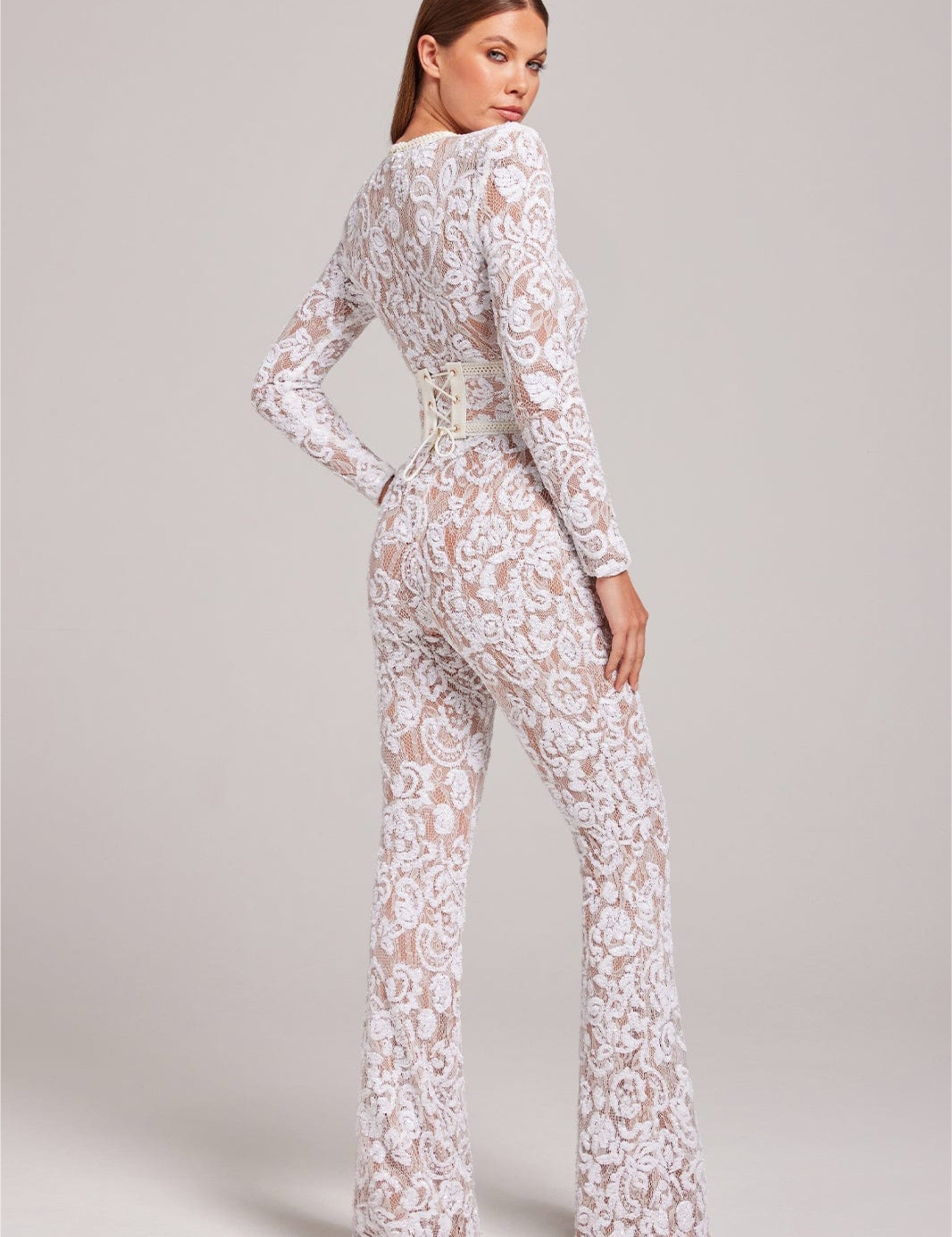 Jurk witte kant jumpsuit met strikdetail zijprofiel