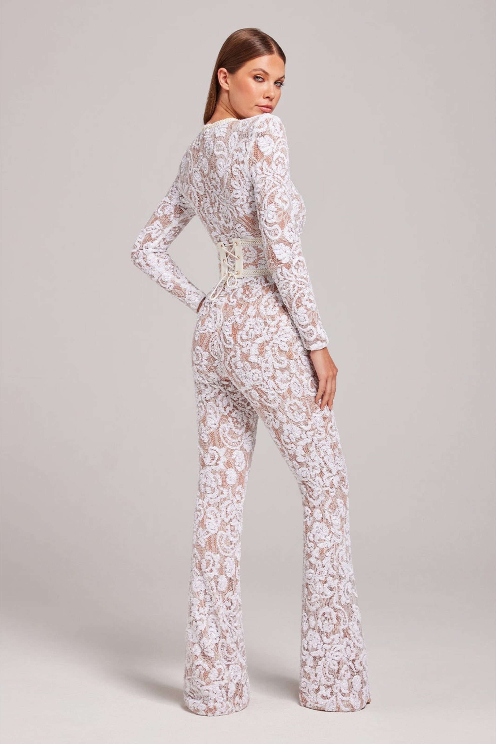 Jurk witte kant jumpsuit met strikdetail zijprofiel