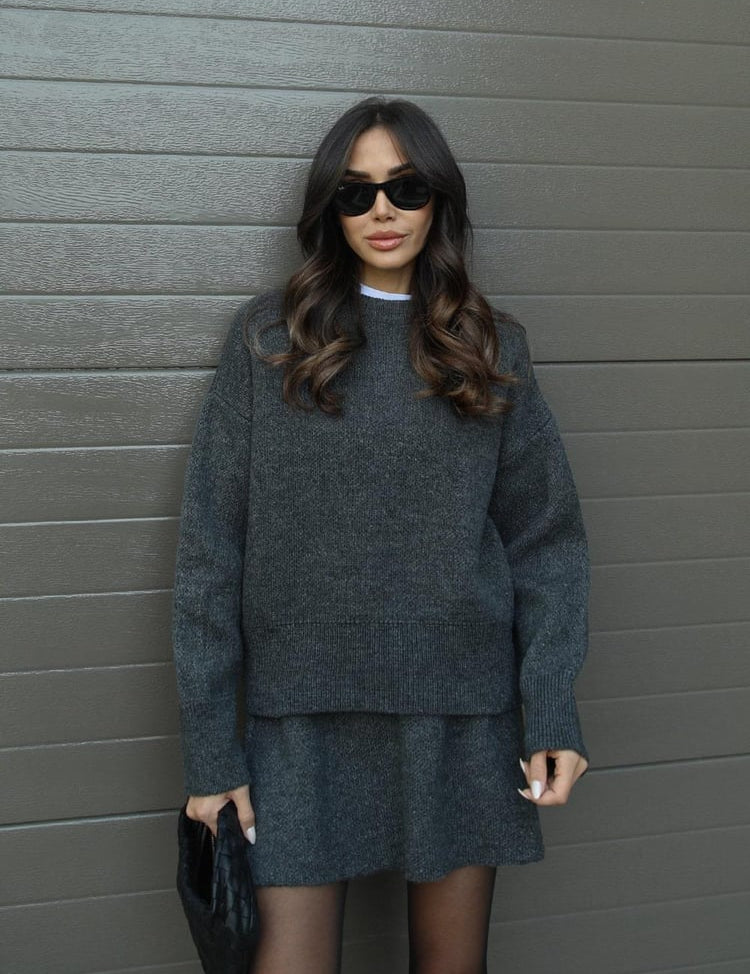 Gebreide set met donkergrijze trui en rok, front view