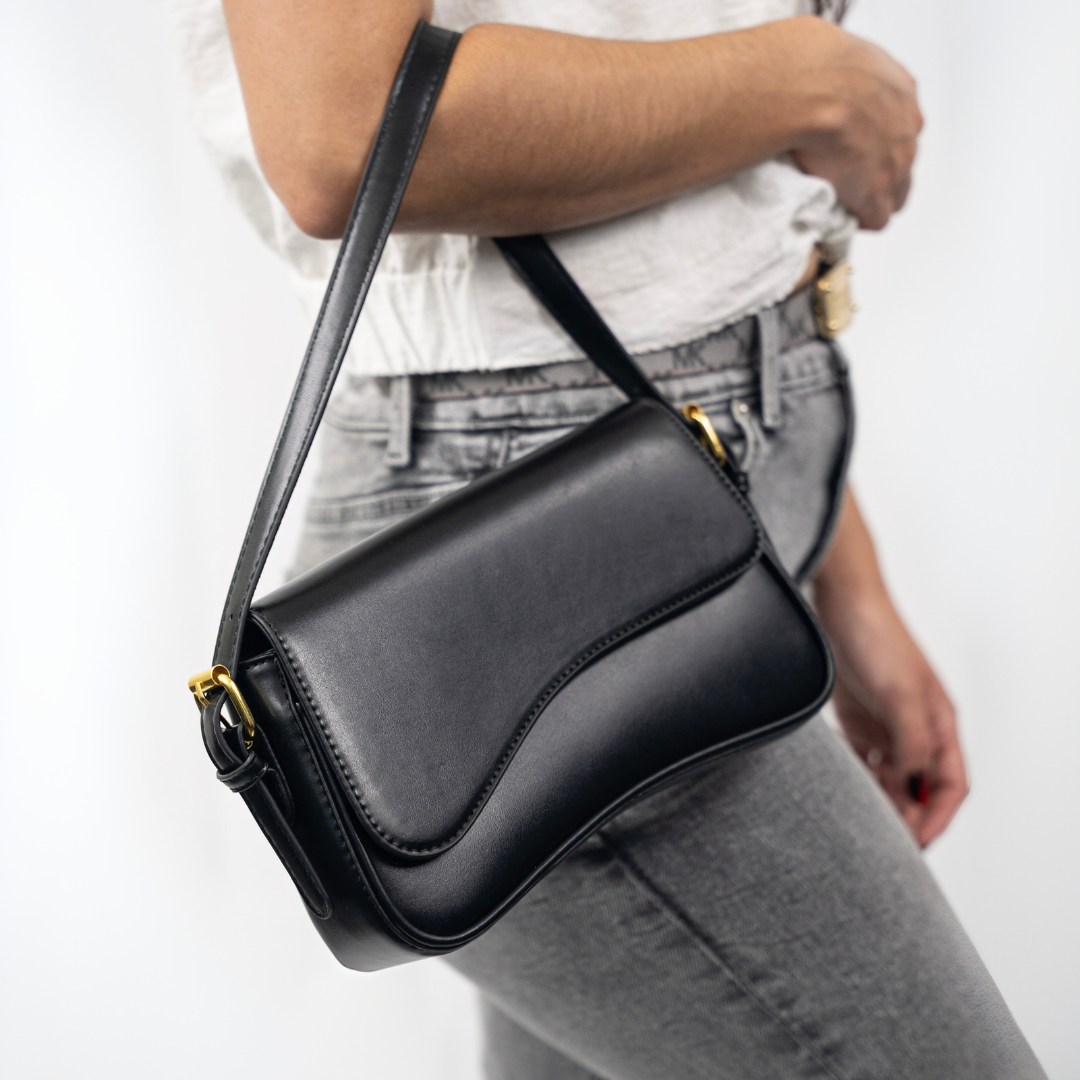 Schoudertas zwart leer met gouden details front view