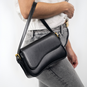 Schoudertas zwart leer met gouden details front view