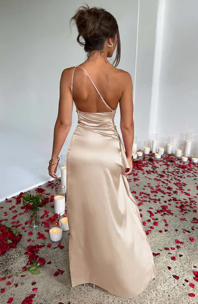 Maxi-jurk beige satijn met open rug en sierlijke details achterzijde