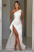 Maxi-jurk wit met asymmetrische hals en spleet detail shot