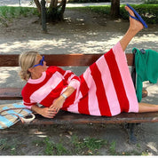 Jurk met roze en rode strepen, zijaanzicht op bank