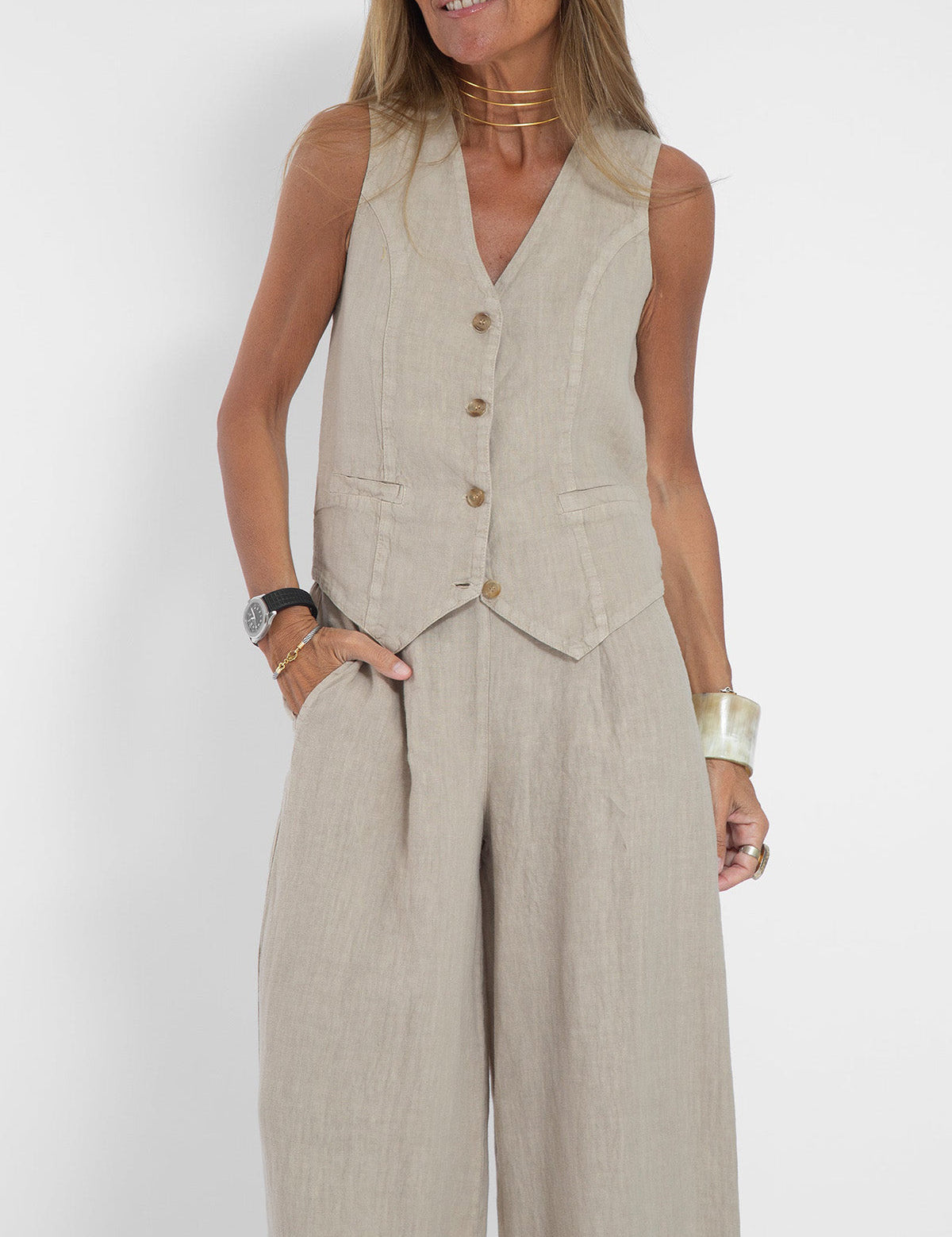 Dames set linnen beige mouwloos met vest en wijde broek detail shot