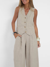 Dames set linnen beige mouwloos met vest en wijde broek detail shot