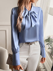 Blouse lichtblauw met strik hals en plooimouwen front view