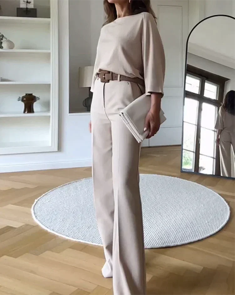 Tweedelig damesset beige met riem en leren tas zijprofiel