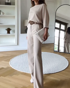Tweedelig damesset beige met riem en leren tas zijprofiel