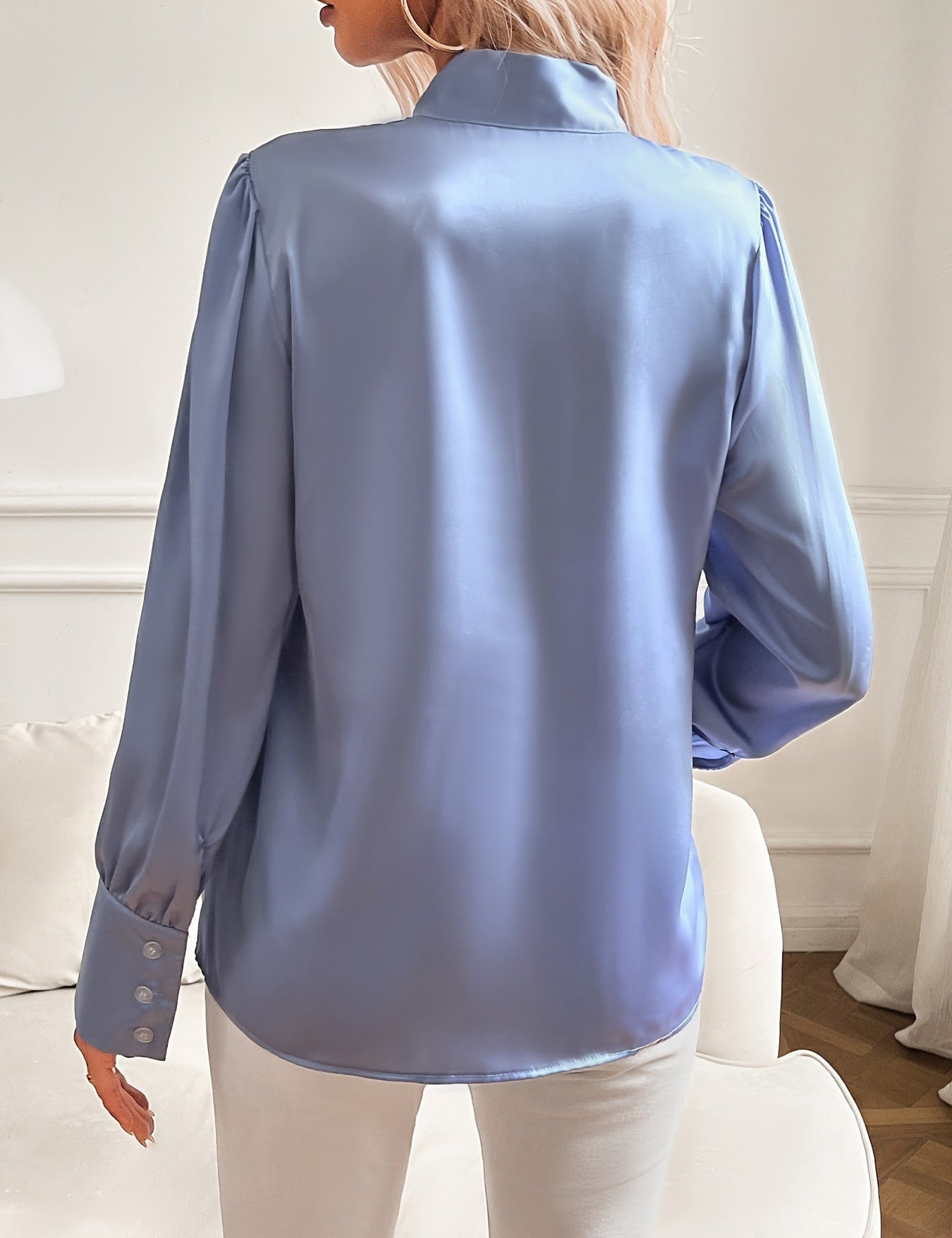 Blouse lichtblauw met strik hals en poffermouwen front view