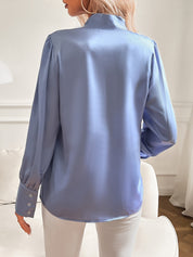 Blouse lichtblauw met strik hals en poffermouwen front view