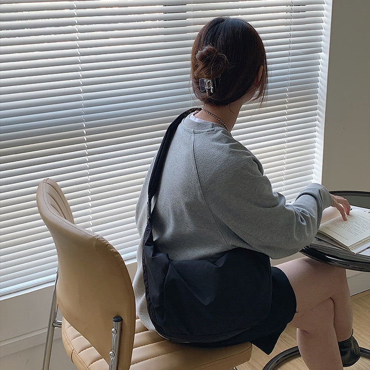 Schoudertas zwart stoffen materiaal draagpositie achterzijde