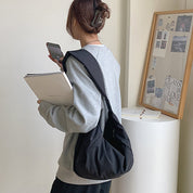 Schoudertas zwart textiel draagpositie