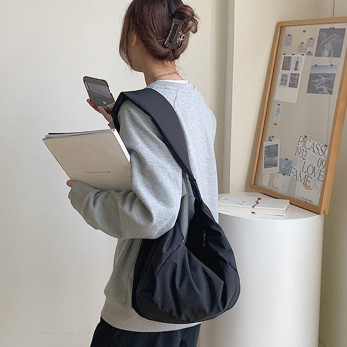 Schoudertas zwart textiel draagpositie