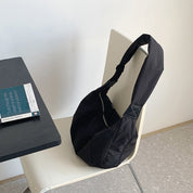 Schoudertas zwart stoffen materiaal detail schouderpositie