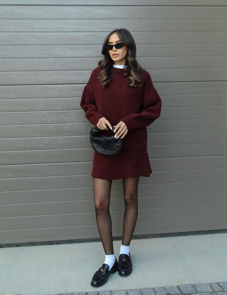 Gebreide set met rood trui en rok, met zwarte accessoires, front view