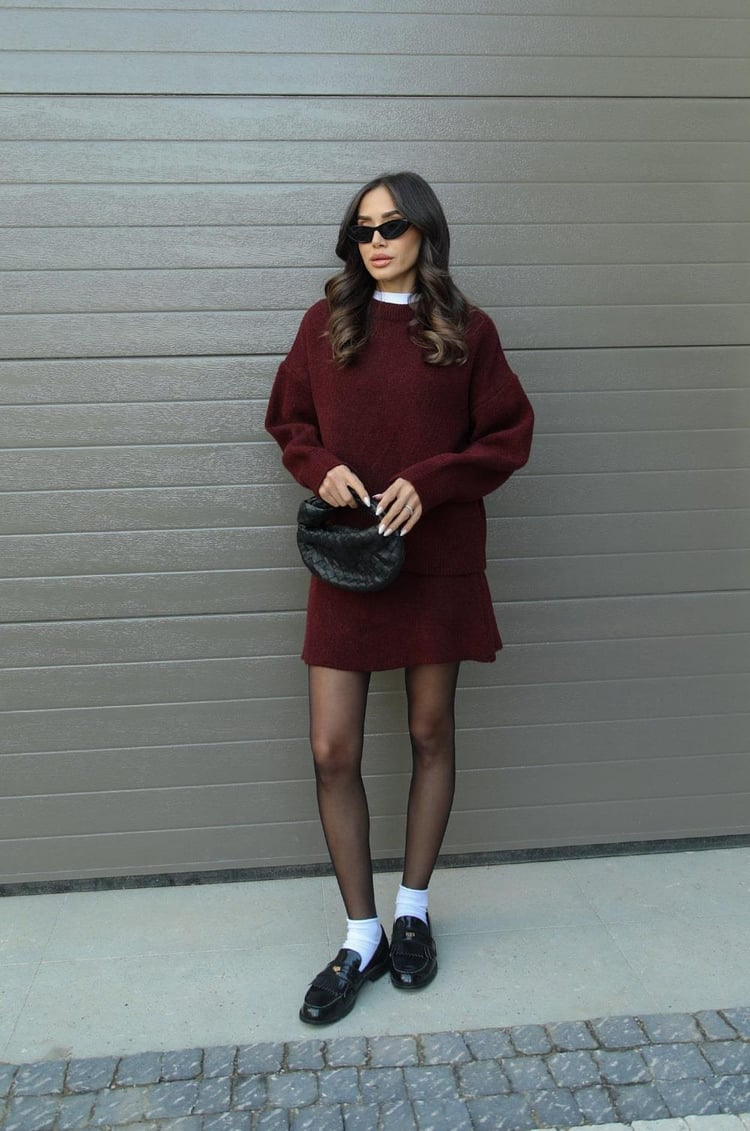 Gebreide set met rood trui en rok, met zwarte accessoires, front view