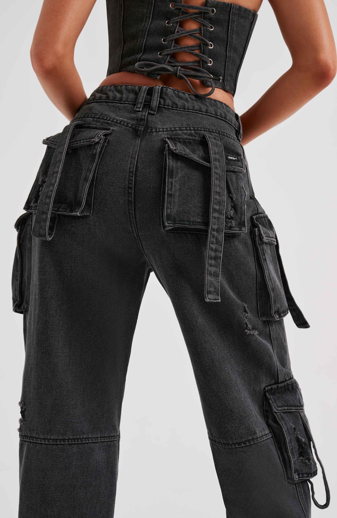 Denim corset met leren strik en cargo jeans met zakken detail shot