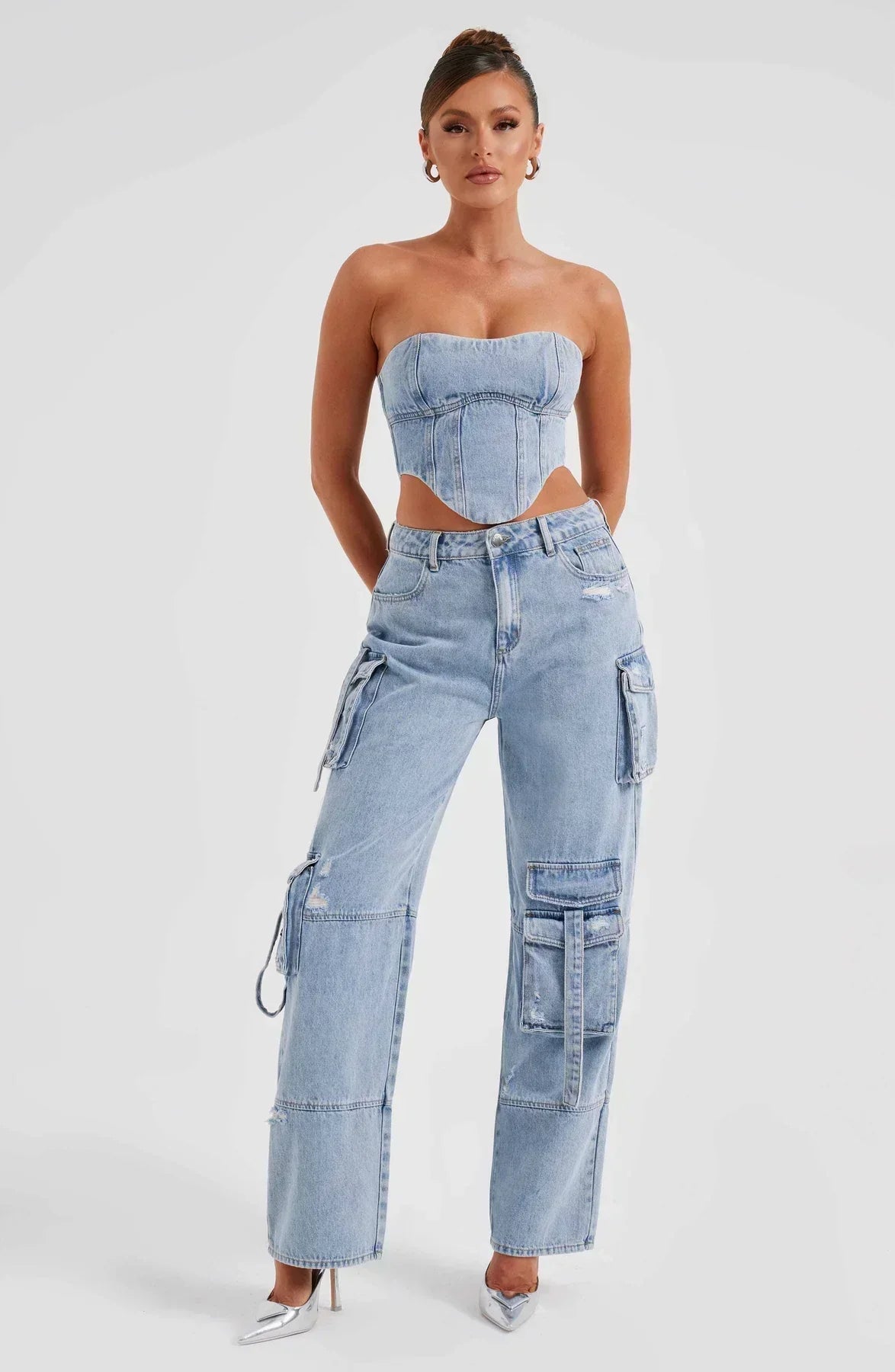 Tweedelige denim set met korset en cargo jeans, lichtblauw, front view