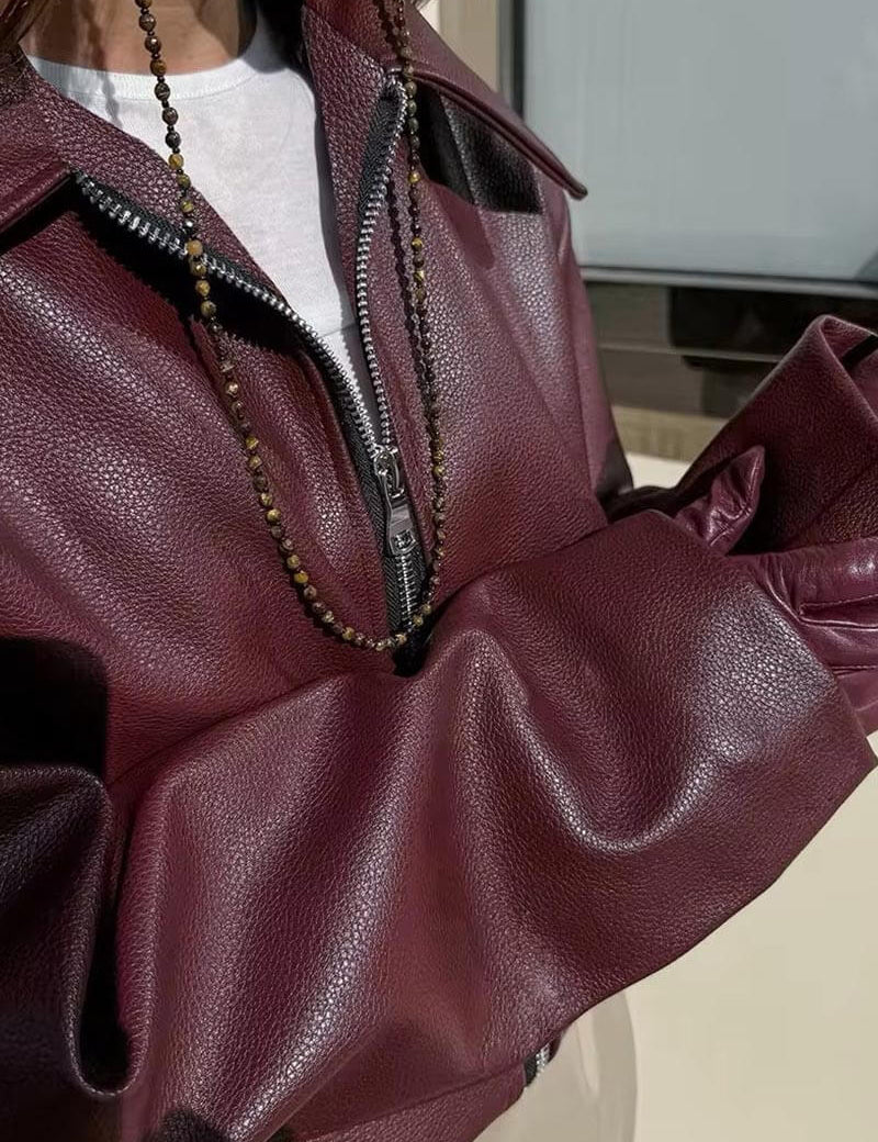 Leren jas bordeaux rood met rits en details close-up