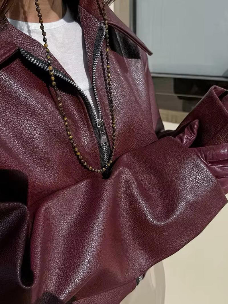 Leren jas bordeaux rood met rits en details close-up