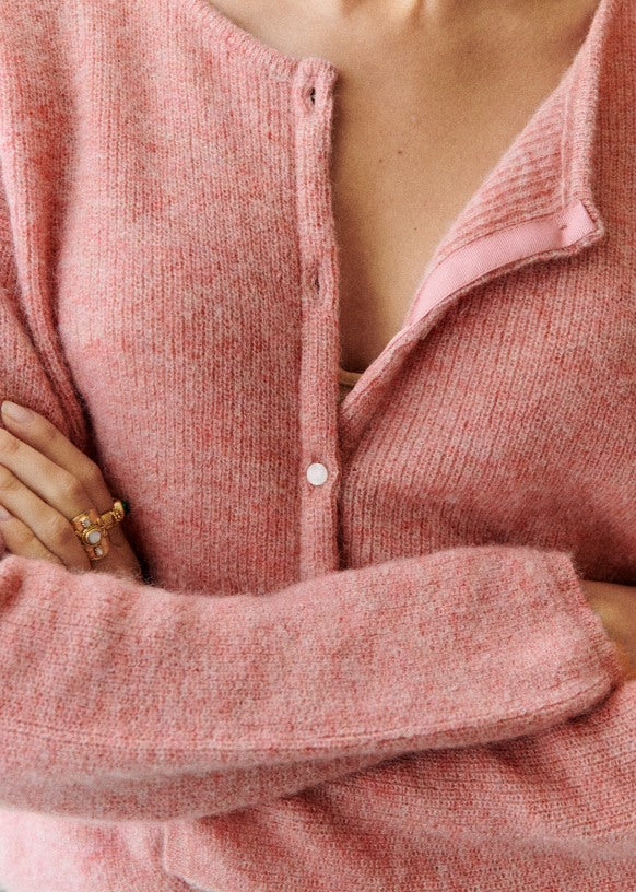 Cardigan roze cashmere met knopen close-up