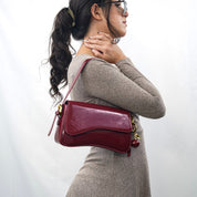 Schoudertas rood glanzend met appel accessoire draagweergave