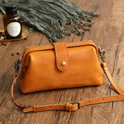 Leren schoudertas oranje met riem detail shot